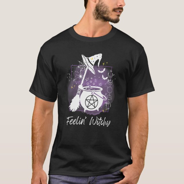 Feelin witchy graphic witchcraft cauldron broom sp T-Shirt (Vorderseite)