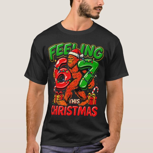 Feeling 67 This Christmas Funny Bigfoot  T-Shirt (Vorderseite)