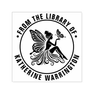 Feenfrau, die einen Schmetterling hält Bibliotheks Permastempel