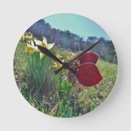 Feenhafte und gelbe Blumen Runde Wanduhr