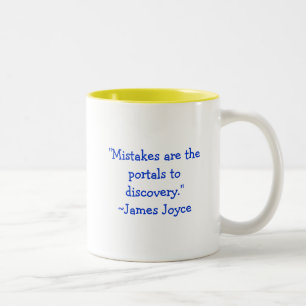 "Fehler sind die Portale zur Entdeckung. "~James Zweifarbige Tasse