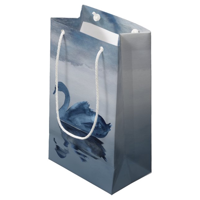 Fehlsichtigkeit | Moody Dusty Blue Swan am See Kleine Geschenktüte (Vorderseite Schrägansicht)