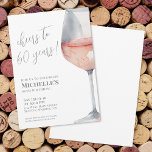 Feier bis 60 Jahre 60. Geburtstagsparty Einladung<br><div class="desc">"Cheers to 60 years!" wird stolz auf die Spitze dieser klassischen und eleganten Einladung präsentiert, die mit einem großen Aquarellpinken und einem grauen Weinglas auf der rechten Seite eine moderne Drehung bietet. Sie können das Jahr anpassen, um jeden Meilenstein zu feiern. Das Design verwendet Skripttypografie für "Cheers to 60 years!"...</div>