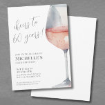 Feier bis 60 Jahre 60. Geburtstagsparty Einladung<br><div class="desc">"Cheers to 60 years!" wird stolz auf die Spitze dieser klassischen und eleganten Einladung präsentiert, die mit einem großen Aquarellpinken und einem grauen Weinglas auf der rechten Seite eine moderne Drehung bietet. Sie können das Jahr anpassen, um jeden Meilenstein zu feiern. Das Design verwendet Skripttypografie für "Cheers to 60 years!"...</div>