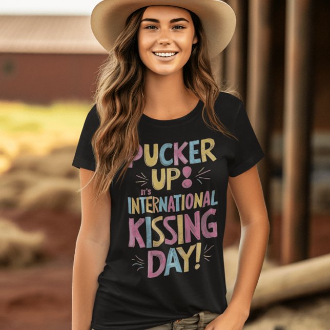 Feier zum Internationalen Kissingstag T-Shirt (Von Creator hochgeladen)