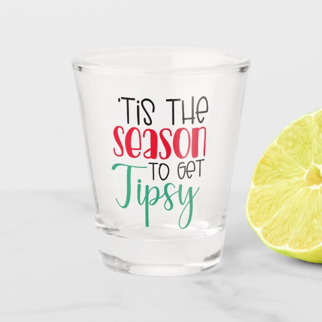 Feierlich ist die Jahreszeit, um Tipsy zu sein | T Schnapsglas (Vorderseite)