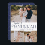 Feierliche Begrüßung | 3 Foto Joyous Hanukkah Feiertagskarte<br><div class="desc">Unser festliches und elegantes Hanukkah-Kartendesign ist der perfekte Weg,  um drei Ihrer beliebten Fotos zu präsentieren. Design zeigt "Joyous Hanukkah" in eleganter marineblauer Serifentypografie und handgeschriebenes Skript,  mit Ihrem Familiennamen. Karten kehren zu einem weißen Sternmuster zurück.</div>