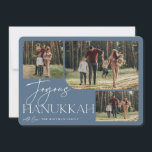 Feierliche Begrüßung | Joyous Hanukkah 3 Foto Feiertagskarte<br><div class="desc">Unser festliches und elegantes Hanukkah-Kartendesign ist der perfekte Weg,  um drei Ihrer beliebten Fotos zu präsentieren. Horizontal oder landschaftlich orientiertes Design bietet "Joyous Hanukkah" in weißer Typografie und handgeschriebener Schrift,  unter dem Ihr Familienname auf einem staubblauen Hintergrund steht.</div>
