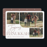 Feierliche Begrüßung | Joyous Hanukkah 3 Foto Feiertagskarte<br><div class="desc">Unser festliches und elegantes Hanukkah-Kartendesign ist der perfekte Weg,  um drei Ihrer beliebten Fotos zu präsentieren. Horizontal oder landschaftlich orientiertes Design zeigt "Joyous Hanukkah" in neutraler Erdton Terrakotta Typografie und handgeschriebene Schrift,  unter dem Ihr Familienname auf weißem Hintergrund steht.</div>
