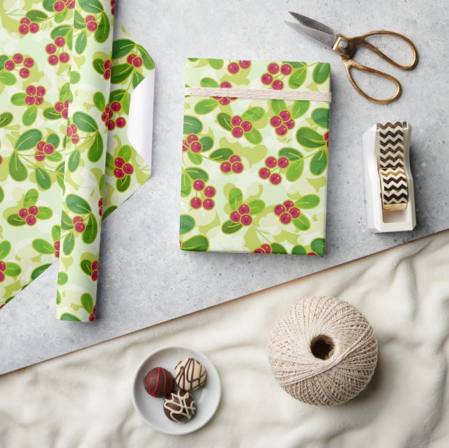 Feierliche Cranberry Fruchtmuster, grün Geschenkpapier (Kunsthandwerk)