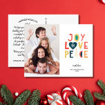 Feierliche Freude, Liebe, Frieden, Foto Weihnachte Postkarte<br><div class="desc">Verbringen Sie Feiertagssjubeln mit dieser Postkarte mit festlicher, handgezeichneter Typografie, die "Joy Liebe Peace" lautet. Anpassen durch Hochladen Ihres vertikalen Fotos. Die Rückseite bietet Ihre eigenen Grüße, Namen und Notiz (oder löschen, um Platz für eine handschriftliche Notiz verlassen). Fügen Sie auch Ihre Rücksendeadresse auf die Rückseite. Feierlich und modern, aber...</div>