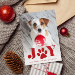 Feierliche Paws | Pet Foto Holiday Card Feiertagskarte<br><div class="desc">Whimsical Urlaub Foto-Karte zeigt ein Lieblings-Foto Ihres Hundes mit "JOY" als rotes Text-Overlay am unteren Rand. An die Stelle des "O" tritt eine süße paw-Druckvorlage. Personalisieren Sie mit Ihrem persönlichen Gruß und Namen am unteren Rand.</div>