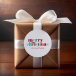 Feierliche Rot und Grün "Frohe Weihnachten" Runder Aufkleber<br><div class="desc">Personalisieren Sie dieses lustige und farbenfrohe Brieftondesign mit Ihrer persönlichen Nachricht.</div>