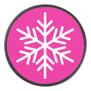 Feierliche Schneeflocke auf hellrosa Eishockey Puck