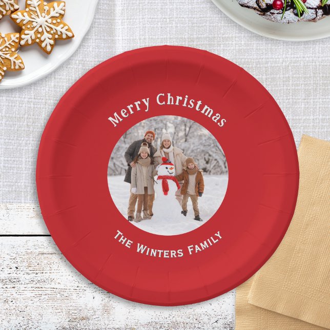 Feierliche Weihnachten in Red Custom Foto Pappteller (A festive red paper plate with 'Merry Christmas' greeting, custom photo and family name)