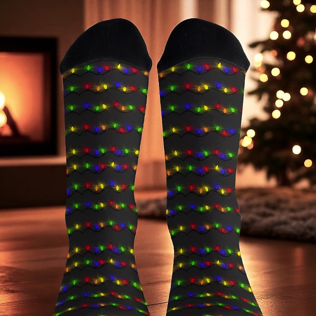 Feierliche Weihnachtsfeiertage Socken (Festive Christmas socks with colorful string lights on a dark background, fun holiday style)