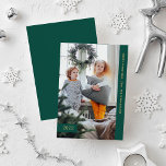 Feierliche Wünsche | Modernes One Foto Feiertagskarte<br><div class="desc">Diese farbenfrohen und modernen Karten verfügen über ein smaragdgrünes Bar an der Seite Ihres persönlichen Fotos,  und ein kleines,  passendes Banner mit dem Jahr fügt zusätzlichen Stil hinzu. Der goldfarbene Text sagt "Frohe Weihnachten",  und Sie können Ihren Familiennamen hinzufügen.</div>