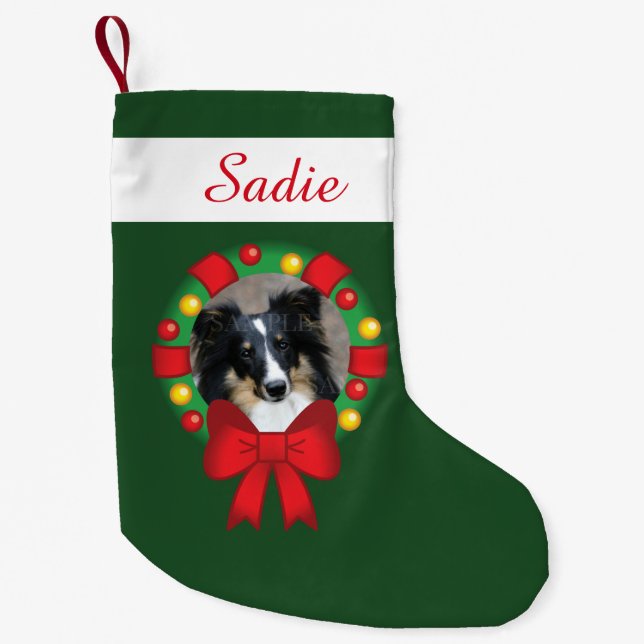 Feierlicher Kranz mit Personalisiertem Foto und Na Kleiner Weihnachtsstrumpf (Vorderseite)