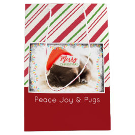 Feierlicher Mops in Roter Weihnachtsmannmütze mit  Mittlere Geschenktüte