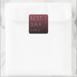 Feierliches Marun Modernes Hochzeitaufkleber Quadratischer Aufkleber<br><div class="desc">Dieser Hochzeit-Aufkleber zeigt ein modernes, minimalistisches Design mit einem Farbverlauf im Hintergrund, der von einem tiefen Maronrot zu Schwarz übergeht. Der Ausdruck "BEST DAY ever" wird prominent in fetter, großgeschriebener serifenloser Schrift dargestellt und mit einer eleganten Schreibschrift für das Wort "ever" kombiniert, wodurch ein auffallender Kontrast vor dem dunklen Hintergrund...</div>