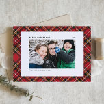 Feierliches Rotes Kariertes Muster Frohe Weihnacht<br><div class="desc">Senden Sie Weihnachtsgrüße mit dieser klassischen karierten Frohen Weihnachts-Foto-Flachkarte. Es zeichnet sich durch ein klassisches kariertes,  grünes,  weißes und rotes Muster aus. Personalisieren Sie durch Hinzufügen eines horizontalen Fotos,  Name,  Feriengruß,  Jahr und Nachricht. Diese festliche karierte Weihnachtskarte ist in anderen Farben erhältlich.</div>