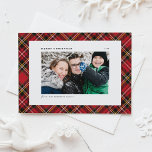 Feierliches Rotes Kariertes Muster Frohe Weihnacht Feiertagskarte<br><div class="desc">Senden Sie Weihnachtsgrüße mit dieser klassischen karierten Frohen Weihnachts-Foto-Flachkarte. Es zeichnet sich durch ein klassisches kariertes,  grünes,  weißes und rotes Muster aus. Personalisieren Sie durch Hinzufügen eines horizontalen Fotos,  Name,  Feriengruß,  Jahr und Nachricht. Diese festliche karierte Weihnachtskarte ist in anderen Farben erhältlich.</div>