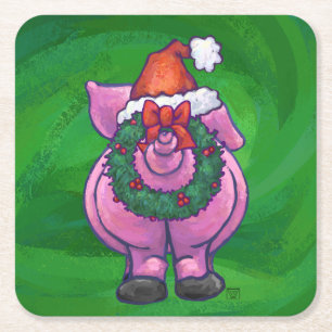 Feierliches Schwein in Weihnachtsmannmütze auf Grü Rechteckiger Pappuntersetzer
