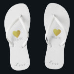 Feiern der Liebe mit dem Goldenen Imitat Flip Flops<br><div class="desc">Für ein verheiratetes Ehepaar,  ein romantisches Design mit ihren Initialen (Mr.   Mrs.) und ein grafisches Imitat goldenes Herz auf Weiß... ,  um allen Hochzeitsvorbereitungen Komfort und Leichtigkeit zu bringen...  perfekt,  um sowohl vor als auch nach der Hochzeit zu tragen.</div>
