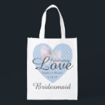 Feiern der Liebe Romantisches blaues Herz Bridesma Wiederverwendbare Einkaufstasche<br><div class="desc">Traditionelles romantisches Design. Ein hübsches blaues Herzmuster mit einem milchig weißen Bogen oben. Feiernde Liebe ist über das Herz und den Bogen geschrieben. Dann die Braut und Bräutigam Vornamen mit dem Datum der Hochzeit. Der Titel der Brautmeisterin ist unten geschrieben. Der gesamte Text kann leicht geändert werden. Sie können auch...</div>