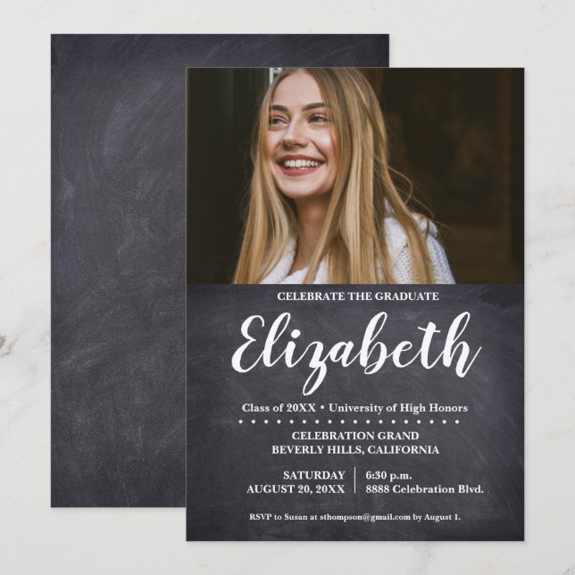 Feiern Sie den Chalkboard-Abschluss des Graduate F Einladung (Vorne/Hinten)
