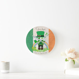 Feiern Sie den St. Patrick's Day mit einer glückli Runde Wanduhr