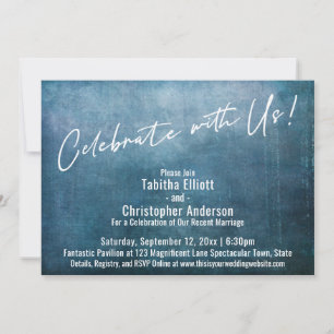 Feiern Sie mit uns Handschrift über blauem Grunge Einladung