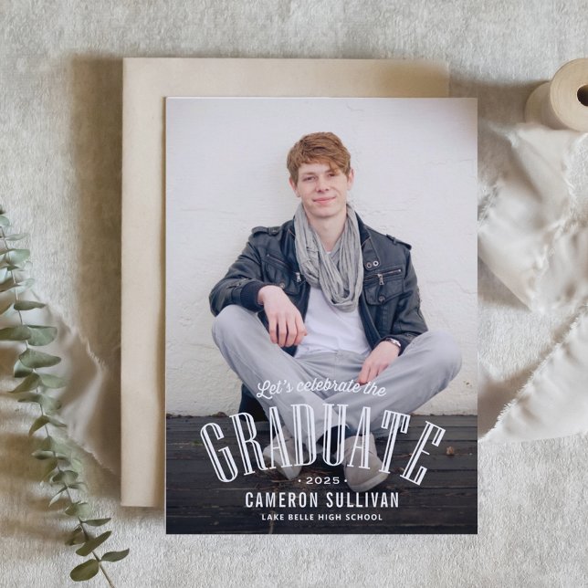 Feiern wir den Abschluss des Graduate Foto Einladung (Customizable class of 2025 photo graduation invitation featuring retro lettering. )