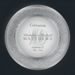 Feiern zum 10. Hochzeitstag Pappteller<br><div class="desc">Der zehnte Jahrestag der Hochzeit ist ein Meilenstein in jeder Beziehung, die es verdient, gefeiert zu werden, ist ein Meilenstein in jeder Beziehung, die es verdient, stilvoll gefeiert zu werden. Und das kann man mit diesem silbernen (oder zinnigen) Tondesign tun, das die Worte "zehnten Hochzeitstag" in der Runde und Raum...</div>