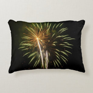 Feiern zum grünen und goldenen Feuerwerk Dekokissen