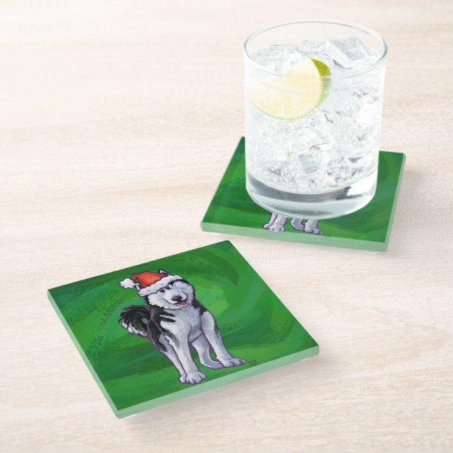 Feiernder Husky in Weihnachtsmannmütze auf Green Glasuntersetzer (Schrägansicht)