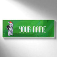Feiernder Husky in Weihnachtsmannmütze auf Green