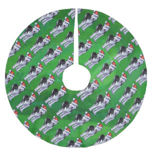 Feiernder Husky in Weihnachtsmannmütze auf Green Polyester Weihnachtsbaumdecke