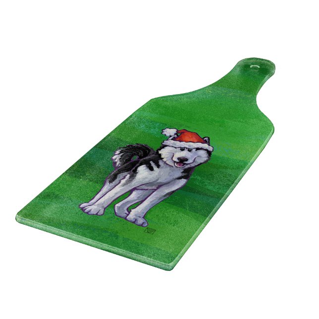 Feiernder Husky in Weihnachtsmannmütze auf Green Schneidebrett (Ecke)