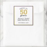 Feiert 50 Jahre Hochzeitstag Gold Quadratischer Aufkleber<br><div class="desc">Feiern Sie Ihren 50. Hochzeitstag mit diesem Jubel zu 50 Jahren Hochzeitstag Aufkleber. Dieses Design weist eine schwarze und goldene Grenze mit dem Text auf, der "CHEERS TO 50 years" lautet. Passen Sie dieses Element mit Ihren Vor- und Nachnamen und dem Datum Ihrer Veranstaltung an. Machen Sie ein großartiges Party-Souvenir...</div>