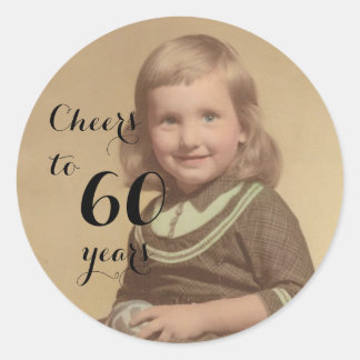 Feiert bis 60 Jahre! Klassischer Rundaufkleber Runder Aufkleber