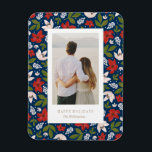 Feiertag Magnet<br><div class="desc">Versenden Sie Ihren Urlaub mit einem festlichen Foto-Magneten! Dieses festliche Design besticht durch traditionelle rote und grüne Ferienfloralen mit marineblau-blauem Hintergrund. Für eine erweiterte Anpassung dieses Designs, wählen Sie einfach die Schaltfläche "Anpassen" oben! Alle Fotografien werden nur als Beispiel angezeigt und sind nicht zum Weiterverkauf bestimmt. Dieses Produkt ist nur...</div>