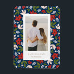 Feiertag Magnet<br><div class="desc">Versenden Sie Ihren Urlaub mit einem festlichen Foto-Magneten! Dieses festliche Design besticht durch traditionelle rote und grüne Ferienfloralen mit marineblau-blauem Hintergrund. Für eine erweiterte Anpassung dieses Designs, wählen Sie einfach die Schaltfläche "Anpassen" oben! Alle Fotografien werden nur als Beispiel angezeigt und sind nicht zum Weiterverkauf bestimmt. Dieses Produkt ist nur...</div>