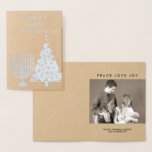 Feiertag Silver Chrismukkah Merry Fügen Sie Ihr Fo Folienkarte<br><div class="desc">Personalisieren Sie diese Silber-Folie Chrismukkka Ferienkarte - fügen Sie einfach Ihr Foto und Namen in der Karte mit den Vorlagen zur Verfügung. Die Vorderseite liest MERRY GLÜCKLICH CHRISMUKKAH mit einem lustigen Hanukkah menorah und Weihnachtsbaum Seite an Seite. Diese Mischung aus Familienurlaub Grußkarte ist ein wunderschöner Weg, um neue Familientraditionen und...</div>