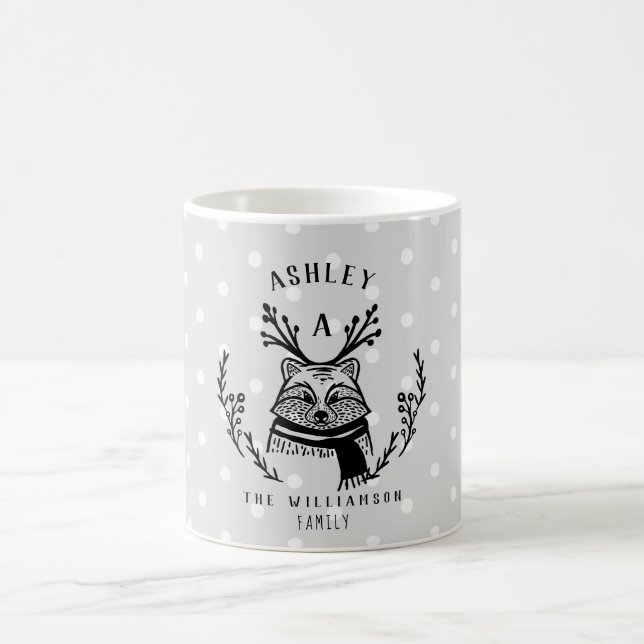 Feiertagsracoon Etching Family Monogram Kaffeetasse (Mittel)