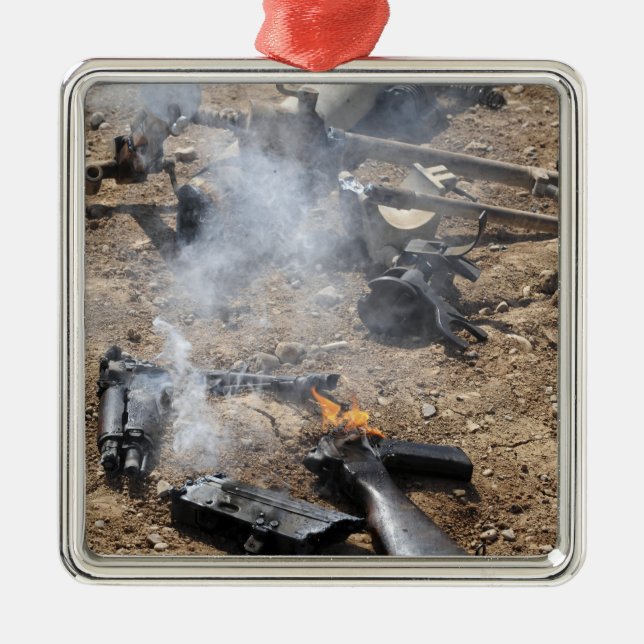 Feindwaffen werden cool silbernes ornament (Vorne)