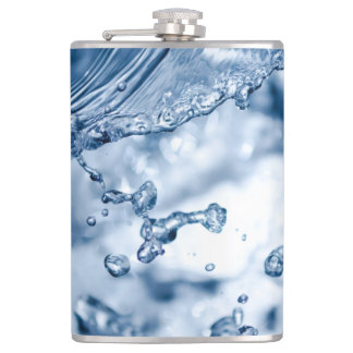 Feine Tropfen hellblauen Wassers Flachmann