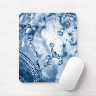 Feine Tropfen hellblauen Wassers Mousepad