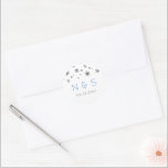 Feine Winterschneeflocken Schwarz-Weiß Runder Aufkleber<br><div class="desc">Feine Winterschneeflocken Schwarz-Weiß-Klassiker Rundsticker</div>