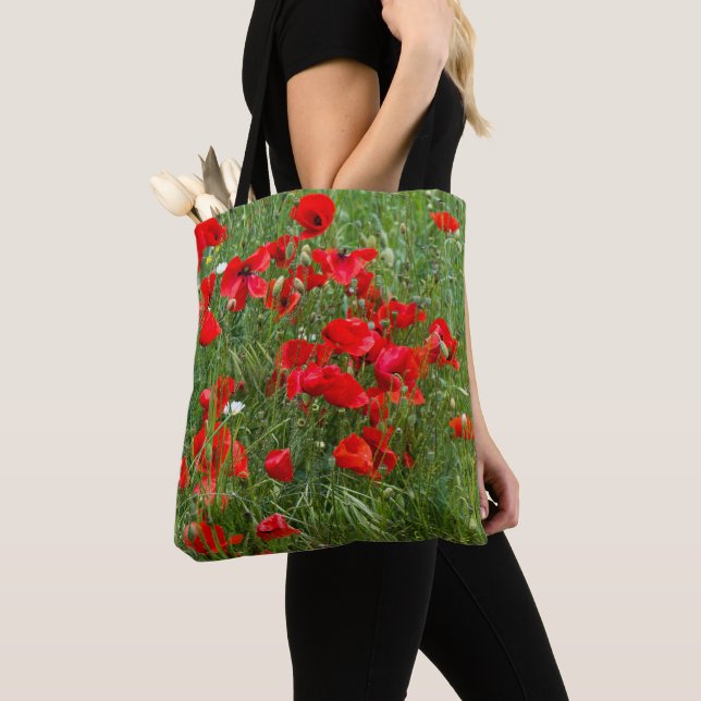 Feld der roten Mohnblumen Tasche (Von Nahem)